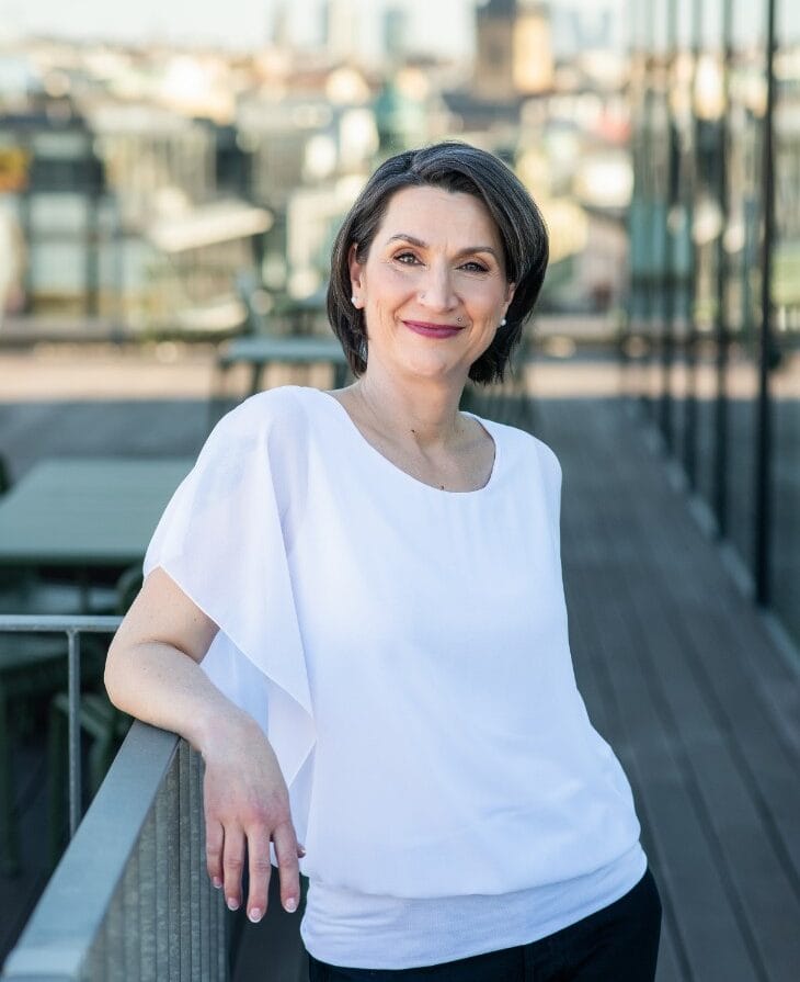 Kamila z Personky PRO smějící se v bílé halence, portrétní fotografie v hezkých venkovních prostorech.