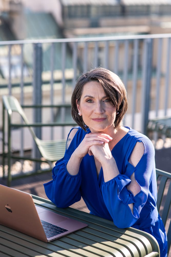 Kamila z Personek, v modré blůze sedící u spotlu s notebookem