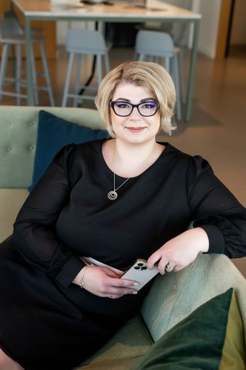 Sára z Personky PRO odbornice na mzdy, výplaty a personalistiku, zavolejte si spolu, je komunikativní.