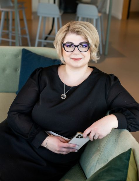 Sára z Personky PRO odbornice na mzdy, výplaty a personalistiku, zavolejte si spolu, je komunikativní.